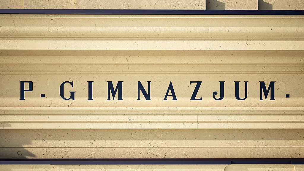 SLIDER 02-06 Detal elewacji z napisem „GIMNAZJUM” – I LO im. Króla Kazimierza Wielkiego w Bochni